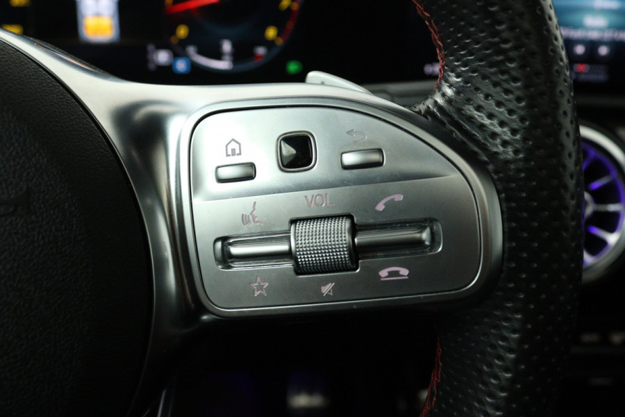 Mercedes-Benz A-Klasse 200 Premium Plus (PANORAMADAK, STOELVERWARMING, SFEERVERLICHTING, CAMERA, CRUISE CONTROL, PARKEERSENSOREN)