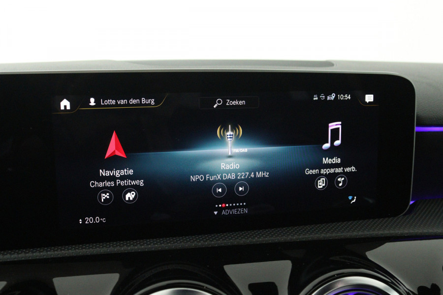 Mercedes-Benz A-Klasse 200 Premium Plus (PANORAMADAK, STOELVERWARMING, SFEERVERLICHTING, CAMERA, CRUISE CONTROL, PARKEERSENSOREN)