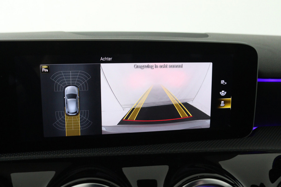 Mercedes-Benz A-Klasse 200 Premium Plus (PANORAMADAK, STOELVERWARMING, SFEERVERLICHTING, CAMERA, CRUISE CONTROL, PARKEERSENSOREN)