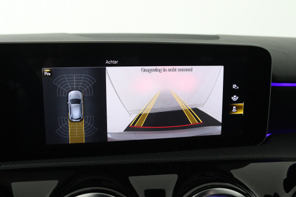 Mercedes-Benz A-Klasse 200 Premium Plus (PANORAMADAK, STOELVERWARMING, SFEERVERLICHTING, CAMERA, CRUISE CONTROL, PARKEERSENSOREN)