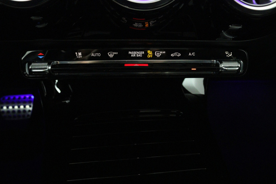 Mercedes-Benz A-Klasse 200 Premium Plus (PANORAMADAK, STOELVERWARMING, SFEERVERLICHTING, CAMERA, CRUISE CONTROL, PARKEERSENSOREN)