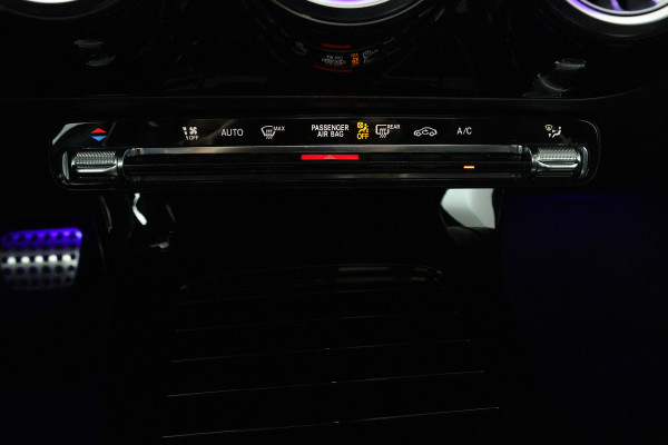 Mercedes-Benz A-Klasse 200 Premium Plus (PANORAMADAK, STOELVERWARMING, SFEERVERLICHTING, CAMERA, CRUISE CONTROL, PARKEERSENSOREN)