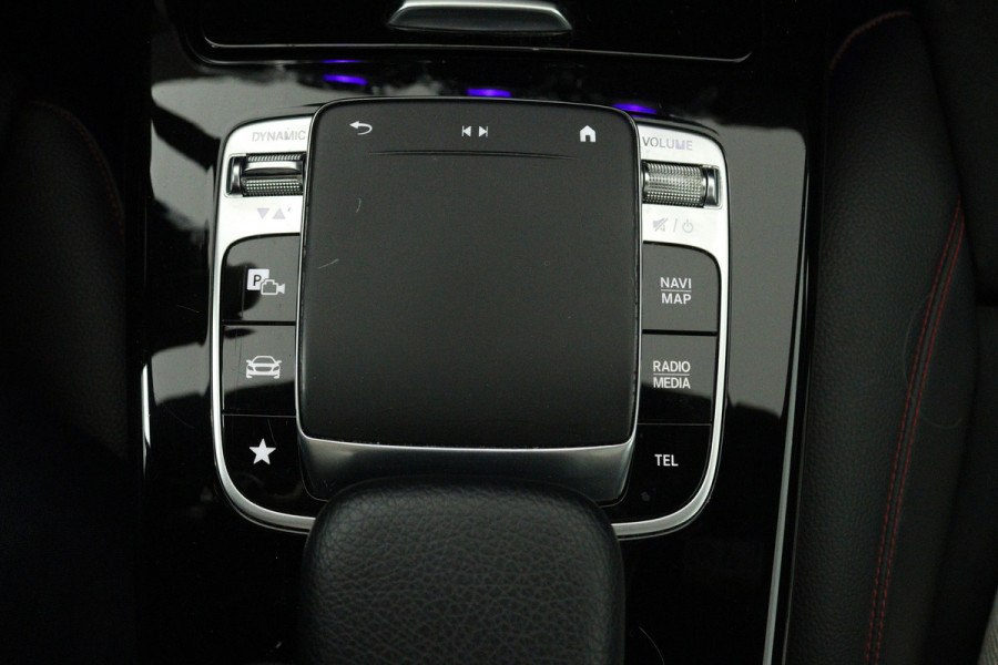 Mercedes-Benz A-Klasse 200 Premium Plus (PANORAMADAK, STOELVERWARMING, SFEERVERLICHTING, CAMERA, CRUISE CONTROL, PARKEERSENSOREN)