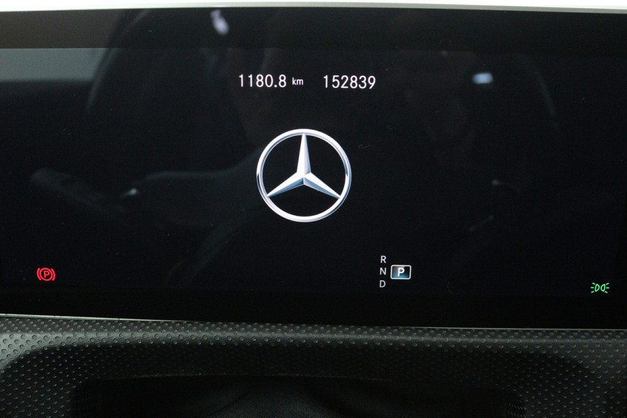 Mercedes-Benz A-Klasse 200 Premium Plus (PANORAMADAK, STOELVERWARMING, SFEERVERLICHTING, CAMERA, CRUISE CONTROL, PARKEERSENSOREN)
