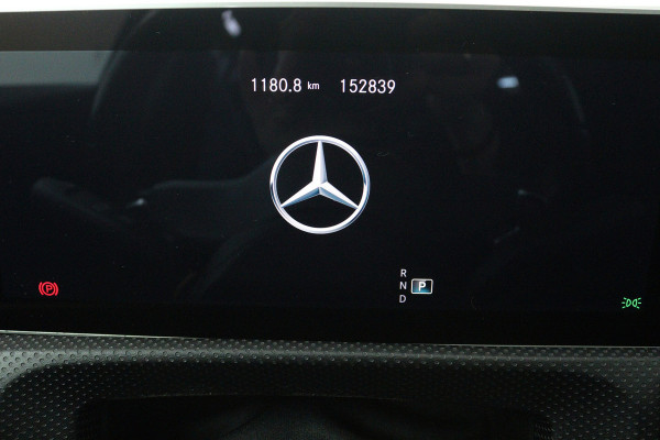 Mercedes-Benz A-Klasse 200 Premium Plus (PANORAMADAK, STOELVERWARMING, SFEERVERLICHTING, CAMERA, CRUISE CONTROL, PARKEERSENSOREN)