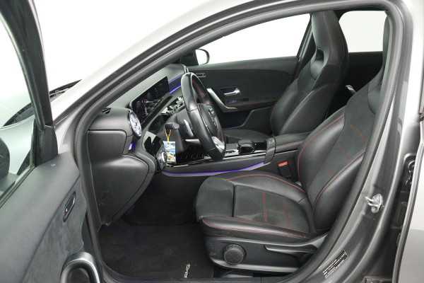 Mercedes-Benz A-Klasse 200 Premium Plus (PANORAMADAK, STOELVERWARMING, SFEERVERLICHTING, CAMERA, CRUISE CONTROL, PARKEERSENSOREN)