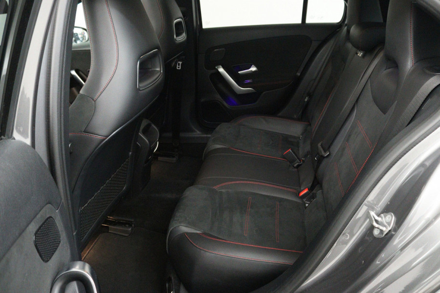 Mercedes-Benz A-Klasse 200 Premium Plus (PANORAMADAK, STOELVERWARMING, SFEERVERLICHTING, CAMERA, CRUISE CONTROL, PARKEERSENSOREN)