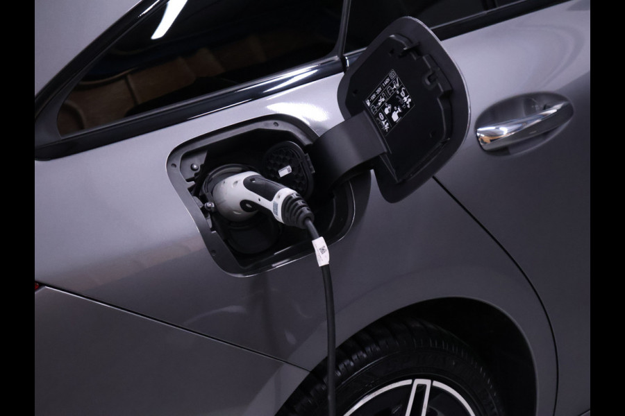 Mercedes-Benz CLA-Klasse Shooting Brake 250 e AMG Limited [SFEERVERLICHTING, TREKHAAK, CAMERA, CRUISE CONTROL, STOELVERWARMING, MEMORY SEATS, SCHUIFKANTELDAK, APPLE CARPLAY, NAVIGATIE, NIEUWSTAAT]