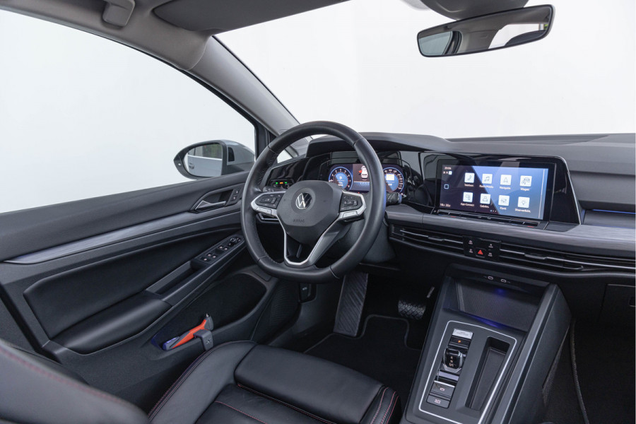 Volkswagen Golf 1.5 eTSI Style Pano LED Trekhaak Leder 18''