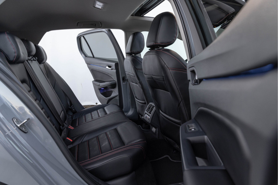 Volkswagen Golf 1.5 eTSI Style Pano LED Trekhaak Leder 18''
