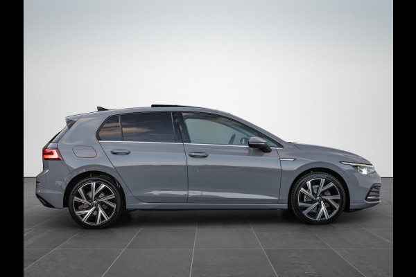Volkswagen Golf 1.5 eTSI Style Pano LED Trekhaak Leder 18''