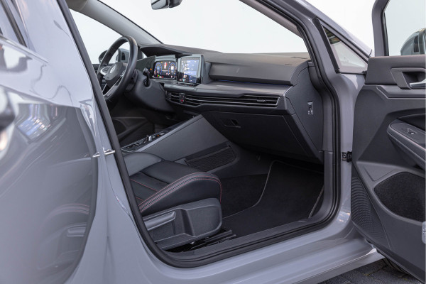 Volkswagen Golf 1.5 eTSI Style Pano LED Trekhaak Leder 18''
