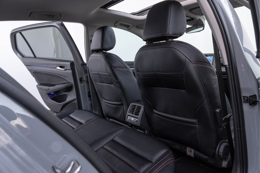 Volkswagen Golf 1.5 eTSI Style Pano LED Trekhaak Leder 18''