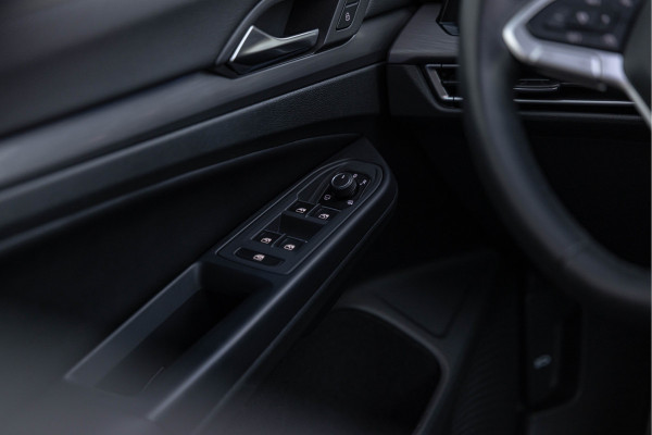 Volkswagen Golf 1.5 eTSI Style Pano LED Trekhaak Leder 18''
