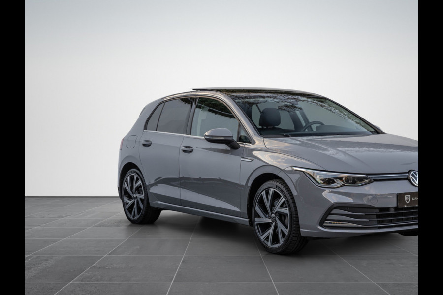 Volkswagen Golf 1.5 eTSI Style Pano LED Trekhaak Leder 18''