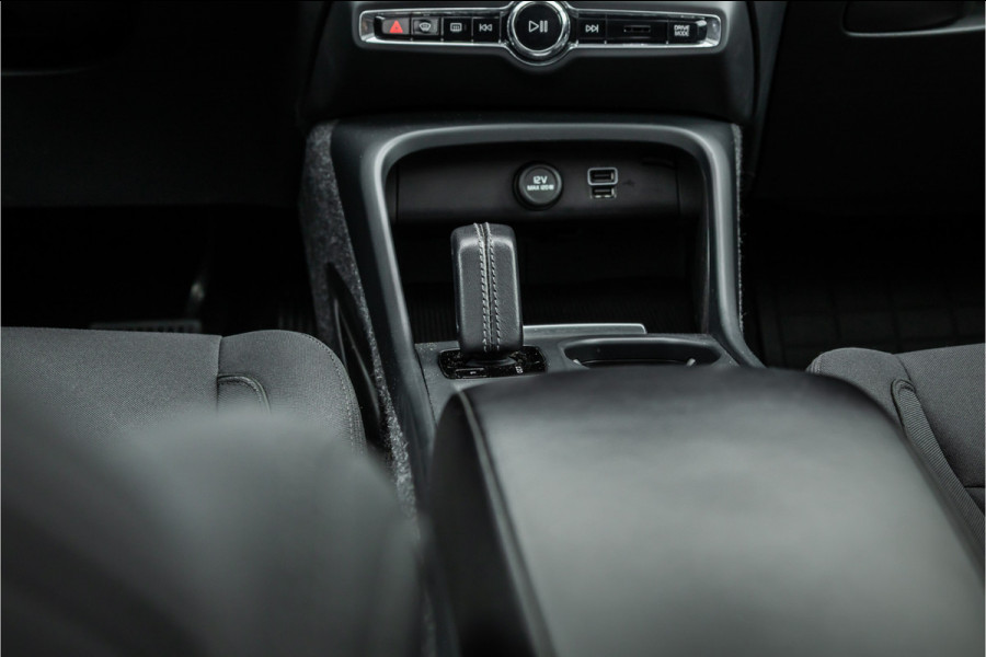 Volvo XC40 1.5 T4 Recharge Inscription Expression Pano dak / Harman Kardon / Trekhaak / Camera /