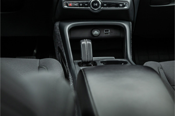 Volvo XC40 1.5 T4 Recharge Inscription Expression Pano dak / Harman Kardon / Trekhaak / Camera /