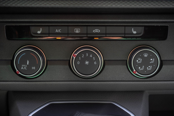 Volkswagen Transporter T6.1 2.0 TDI BULLI | L1H1 | 150PK | LED | Automaat | Camera | Carplay | PDC | Trekhaak