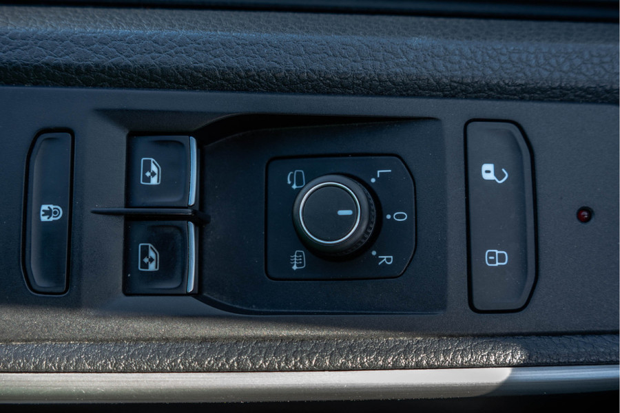 Volkswagen Transporter T6.1 2.0 TDI BULLI | L1H1 | 150PK | LED | Automaat | Camera | Carplay | PDC | Trekhaak