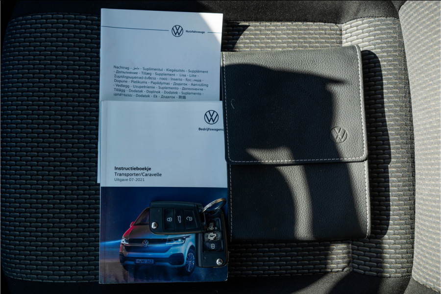 Volkswagen Transporter T6.1 2.0 TDI BULLI | L1H1 | 150PK | LED | Automaat | Camera | Carplay | PDC | Trekhaak