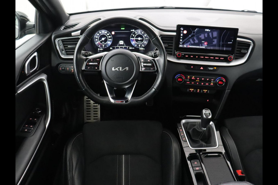 Kia Ceed 1.0 T-GDi GT-Line | Panoramadak | Leder/Alcantara | Stoelverwarming | Carplay | Keyless | Stuurverwarming | Digital Cockpit | Sportstoelen | Navigatie | Full LED | Camera | Dodehoek detectie