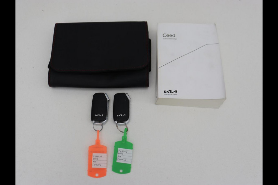 Kia Ceed 1.0 T-GDi GT-Line | Panoramadak | Leder/Alcantara | Stoelverwarming | Carplay | Keyless | Stuurverwarming | Digital Cockpit | Sportstoelen | Navigatie | Full LED | Camera | Dodehoek detectie