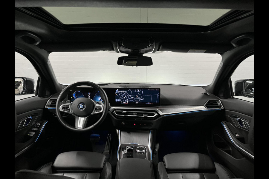 BMW 3-serie 330e M-pakket | Adapt. cruise | Open dak | Trekhaak | Head-up | Stoelverwarming | Sfeerverlichting | Carplay | Leder