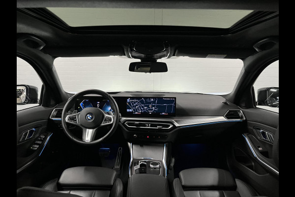 BMW 3-serie 330e M-pakket | Adapt. cruise | Open dak | Trekhaak | Head-up | Stoelverwarming | Sfeerverlichting | Carplay | Leder