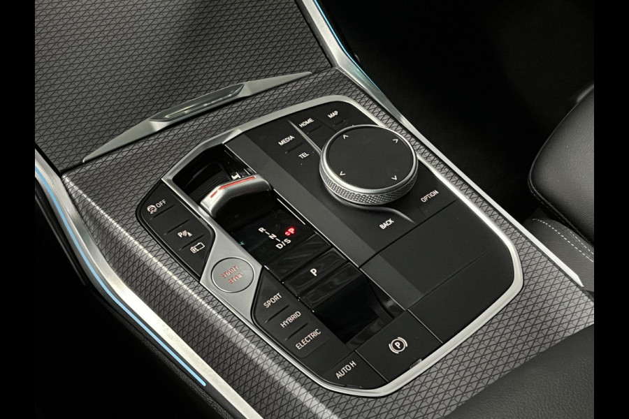 BMW 3-serie 330e M-pakket | Adapt. cruise | Open dak | Trekhaak | Head-up | Stoelverwarming | Sfeerverlichting | Carplay | Leder