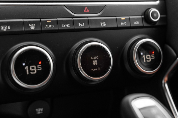 Jaguar E-Pace 2.0 P250 AWD HSE 250 PK Trekhaak Meridian Keyless Camera Leder Memory 21''