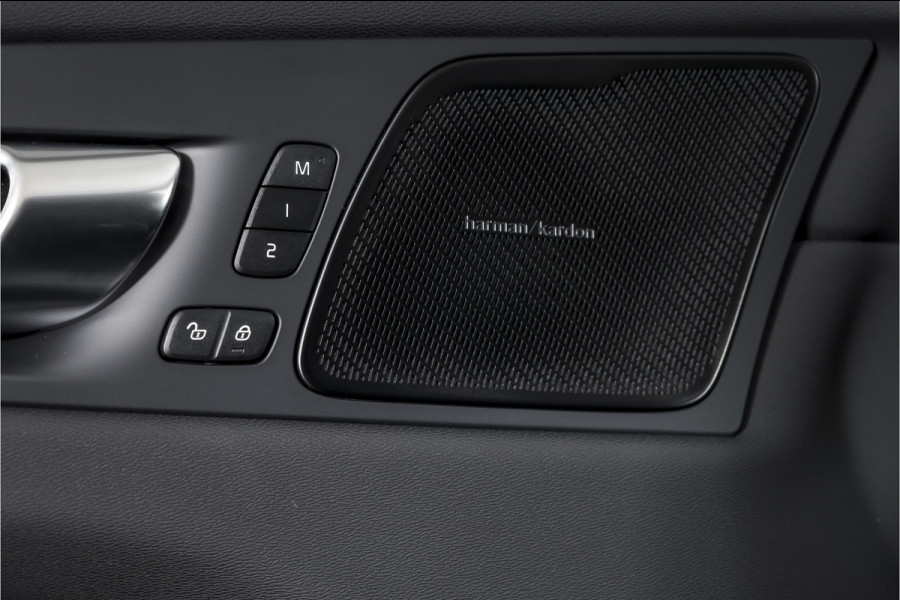 Volvo XC60 2.0 T8 Plug-in hybrid AWD Ultra Black Edition - Facelift MY26 | Luchtvering | Harmon Kardon | S/K Panodak | Dig.Cockpit | Adapt.Cruise | Stoel-+Stuurverw. | 360 Camera | NAV+App.Connect | Auto.Airco | LM 21" | 5090