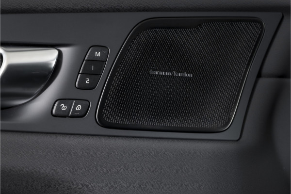 Volvo XC60 2.0 T8 Plug-in hybrid AWD Ultra Black Edition - Facelift MY26 | Luchtvering | Harmon Kardon | S/K Panodak | Dig.Cockpit | Adapt.Cruise | Stoel-+Stuurverw. | 360 Camera | NAV+App.Connect | Auto.Airco | LM 21" | 5090