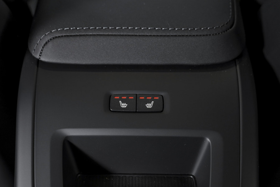 Volvo XC60 2.0 T8 Plug-in hybrid AWD Ultra Black Edition - Facelift MY26 | Luchtvering | Harmon Kardon | S/K Panodak | Dig.Cockpit | Adapt.Cruise | Stoel-+Stuurverw. | 360 Camera | NAV+App.Connect | Auto.Airco | LM 21" | 5090