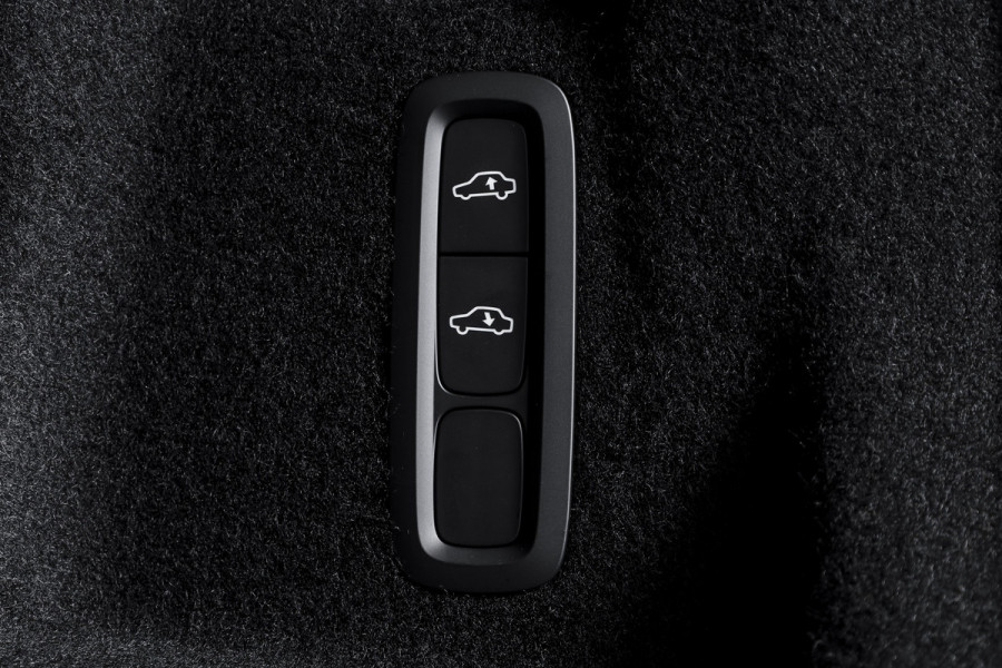 Volvo XC60 2.0 T8 Plug-in hybrid AWD Ultra Black Edition - Facelift MY26 | Luchtvering | Harmon Kardon | S/K Panodak | Dig.Cockpit | Adapt.Cruise | Stoel-+Stuurverw. | 360 Camera | NAV+App.Connect | Auto.Airco | LM 21" | 5090