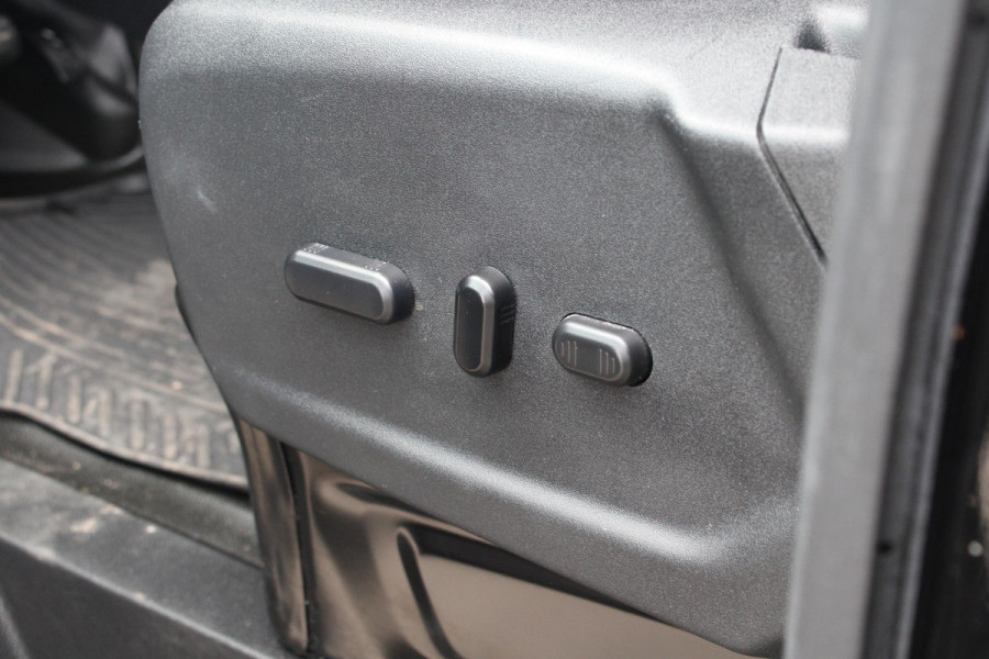 Ford Transit Custom 320 2.0 TDCI L2H1 Sport | Dealeronderhouden | Automaat | Stoelverwarming | Camera | Airco | Navigatie | BLIS | Parkeersensoren |