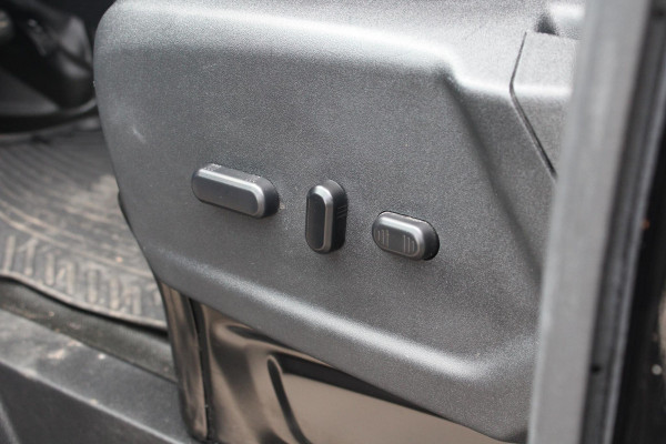 Ford Transit Custom 320 2.0 TDCI L2H1 Sport | Dealeronderhouden | Automaat | Stoelverwarming | Camera | Airco | Navigatie | BLIS | Parkeersensoren |