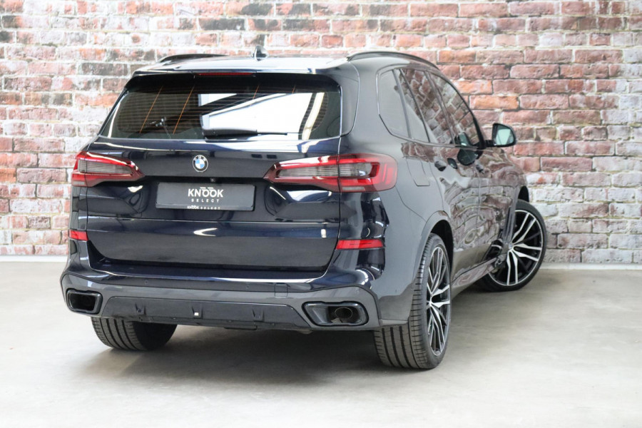 BMW X5 xDrive45e High Executive M Sport Pakket Automaat / Live Cockpit Professional / Head-Up Display / Driving Assistant Professional / Warmtecomfortpakket / Stoelventilatie / Luchtvering / 22 Inch / Panoramadak / M Sportremsysteem / Adaptieve LED-koplamp / Comfortstoelen / Shadow Line