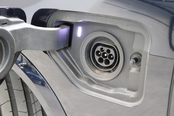 BMW X5 xDrive45e High Executive M Sport Pakket Automaat / Live Cockpit Professional / Head-Up Display / Driving Assistant Professional / Warmtecomfortpakket / Stoelventilatie / Luchtvering / 22 Inch / Panoramadak / M Sportremsysteem / Adaptieve LED-koplamp / Comfortstoelen / Shadow Line