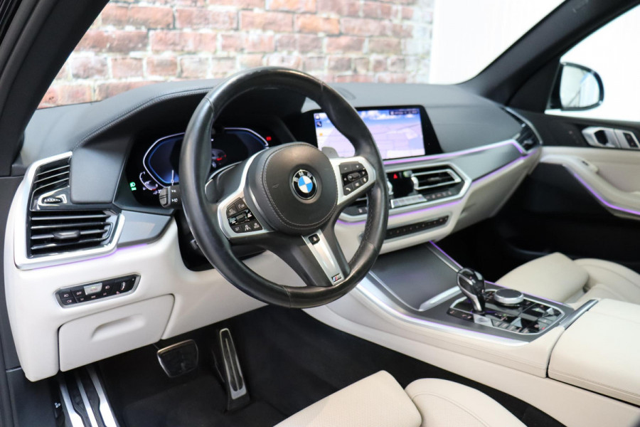 BMW X5 xDrive45e High Executive M Sport Pakket Automaat / Live Cockpit Professional / Head-Up Display / Driving Assistant Professional / Warmtecomfortpakket / Stoelventilatie / Luchtvering / 22 Inch / Panoramadak / M Sportremsysteem / Adaptieve LED-koplamp / Comfortstoelen / Shadow Line