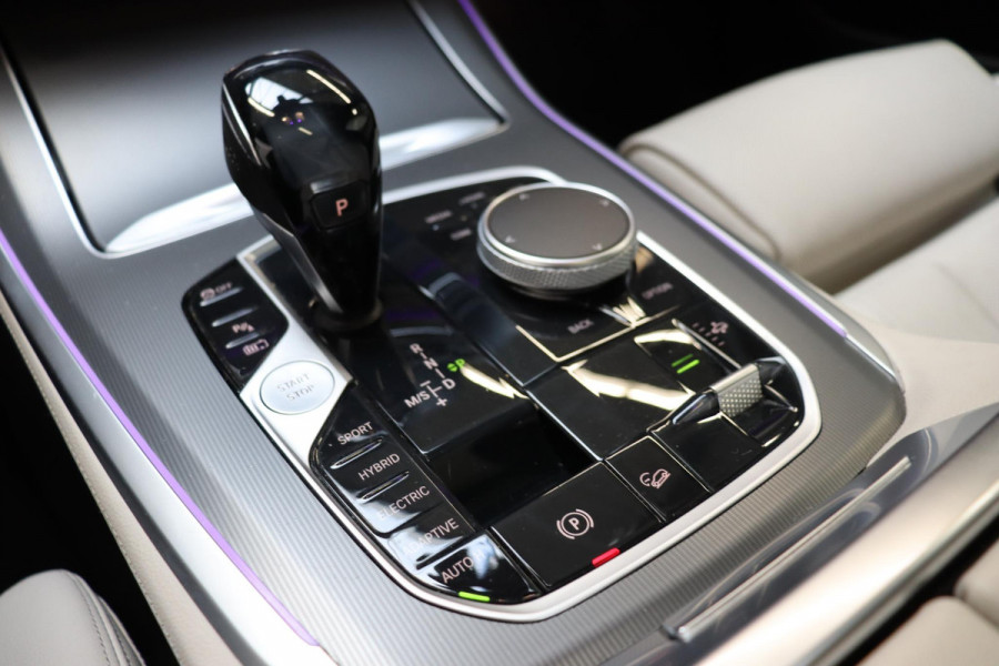 BMW X5 xDrive45e High Executive M Sport Pakket Automaat / Live Cockpit Professional / Head-Up Display / Driving Assistant Professional / Warmtecomfortpakket / Stoelventilatie / Luchtvering / 22 Inch / Panoramadak / M Sportremsysteem / Adaptieve LED-koplamp / Comfortstoelen / Shadow Line