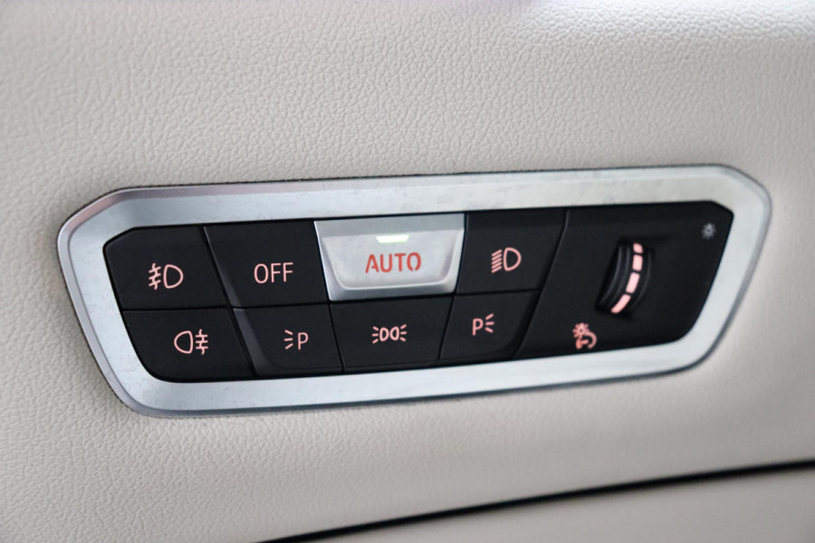 BMW X5 xDrive45e High Executive M Sport Pakket Automaat / Live Cockpit Professional / Head-Up Display / Driving Assistant Professional / Warmtecomfortpakket / Stoelventilatie / Luchtvering / 22 Inch / Panoramadak / M Sportremsysteem / Adaptieve LED-koplamp / Comfortstoelen / Shadow Line