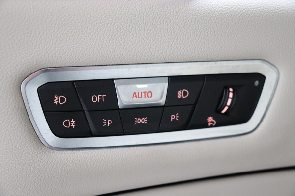 BMW X5 xDrive45e High Executive M Sport Pakket Automaat / Live Cockpit Professional / Head-Up Display / Driving Assistant Professional / Warmtecomfortpakket / Stoelventilatie / Luchtvering / 22 Inch / Panoramadak / M Sportremsysteem / Adaptieve LED-koplamp / Comfortstoelen / Shadow Line