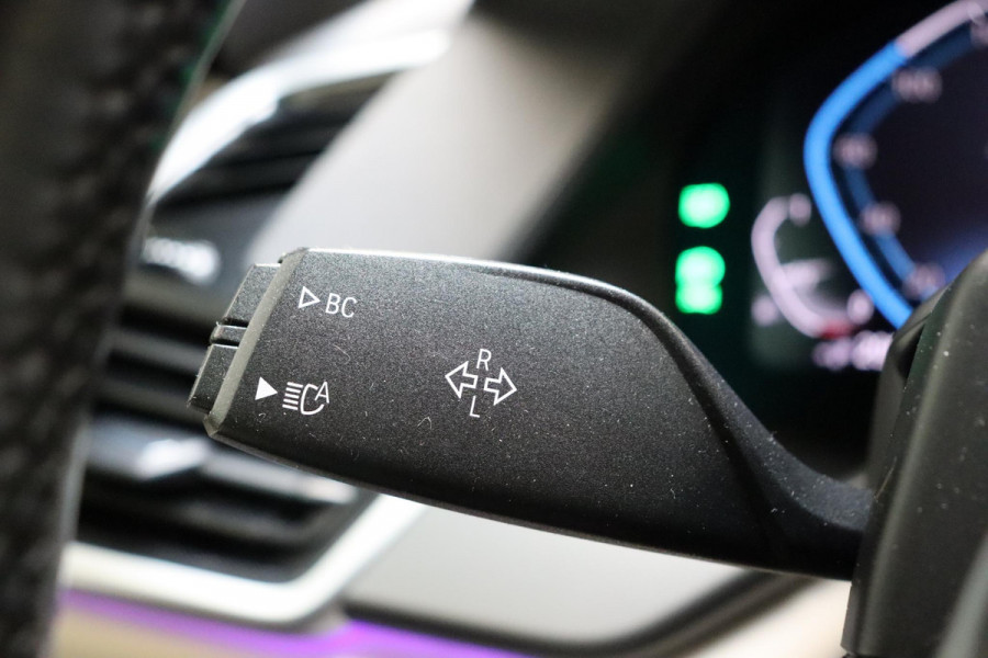 BMW X5 xDrive45e High Executive M Sport Pakket Automaat / Live Cockpit Professional / Head-Up Display / Driving Assistant Professional / Warmtecomfortpakket / Stoelventilatie / Luchtvering / 22 Inch / Panoramadak / M Sportremsysteem / Adaptieve LED-koplamp / Comfortstoelen / Shadow Line