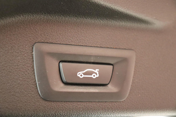 BMW X5 xDrive45e High Executive M Sport Pakket Automaat / Live Cockpit Professional / Head-Up Display / Driving Assistant Professional / Warmtecomfortpakket / Stoelventilatie / Luchtvering / 22 Inch / Panoramadak / M Sportremsysteem / Adaptieve LED-koplamp / Comfortstoelen / Shadow Line