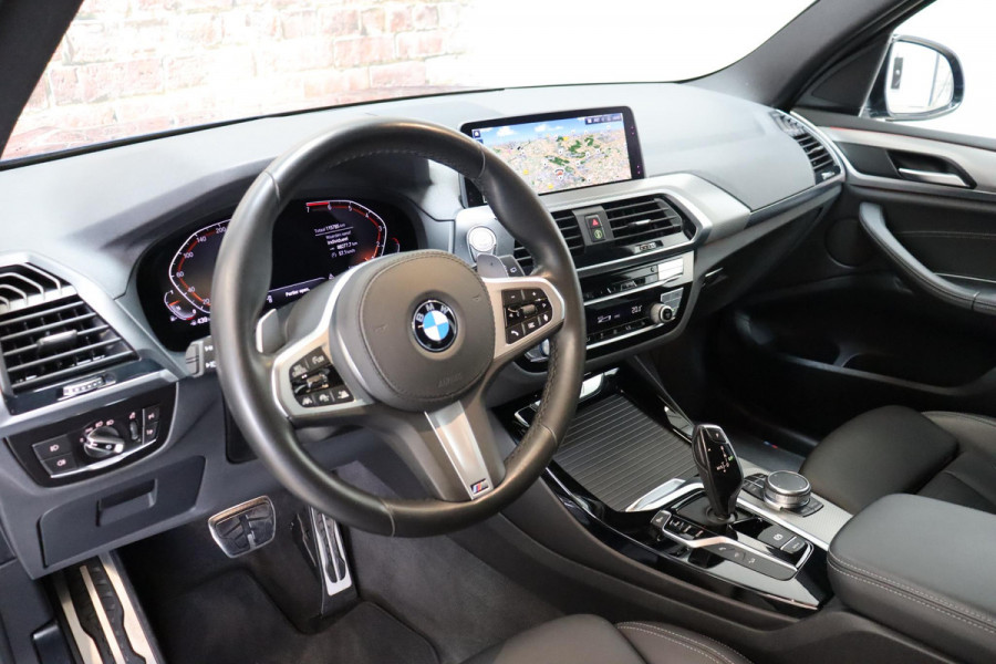 BMW X3 xDrive20i High Executive M Sport Pakket Automaat / Live Cockpit Professional / Driving Assistant Plus / Trekhaak / Adaptieve LED-koplamp / Leder / Hifi / 20 Inch / Stoelverwarming / Achteruitrijcamera / Extra Getint Glas / Shadow Line / DAB / Geluidsisolerende Ruiten