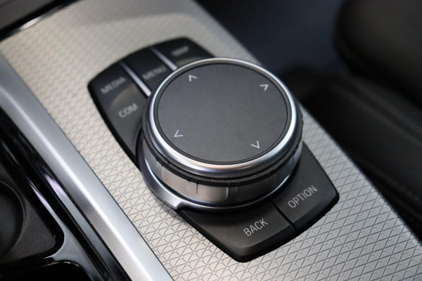 BMW X3 xDrive20i High Executive M Sport Pakket Automaat / Live Cockpit Professional / Driving Assistant Plus / Trekhaak / Adaptieve LED-koplamp / Leder / Hifi / 20 Inch / Stoelverwarming / Achteruitrijcamera / Extra Getint Glas / Shadow Line / DAB / Geluidsisolerende Ruiten