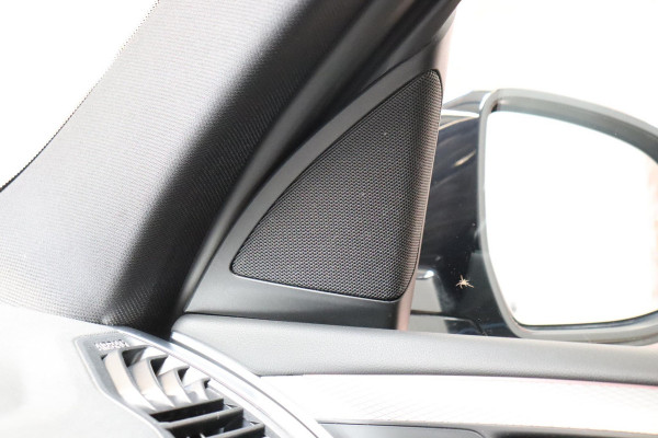 BMW X3 xDrive20i High Executive M Sport Pakket Automaat / Live Cockpit Professional / Driving Assistant Plus / Trekhaak / Adaptieve LED-koplamp / Leder / Hifi / 20 Inch / Stoelverwarming / Achteruitrijcamera / Extra Getint Glas / Shadow Line / DAB / Geluidsisolerende Ruiten