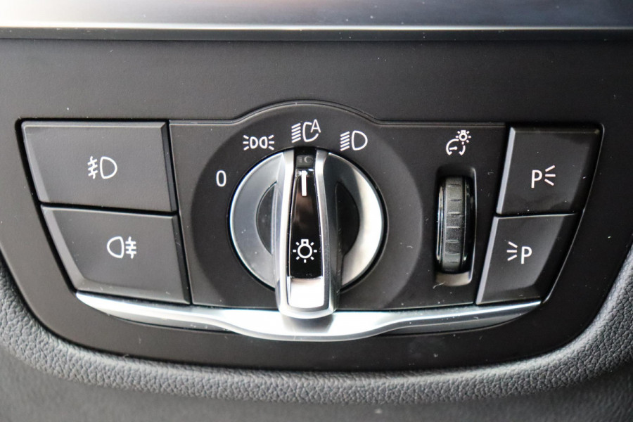 BMW X3 xDrive20i High Executive M Sport Pakket Automaat / Live Cockpit Professional / Driving Assistant Plus / Trekhaak / Adaptieve LED-koplamp / Leder / Hifi / 20 Inch / Stoelverwarming / Achteruitrijcamera / Extra Getint Glas / Shadow Line / DAB / Geluidsisolerende Ruiten