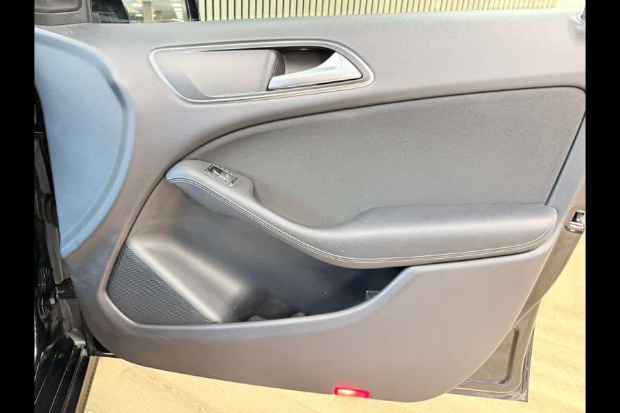 Mercedes-Benz B-Klasse B180 Ambition AUT NAVIGATIE AIRCO CRUISE CONTROL LED XENON PDC TREKHAAK