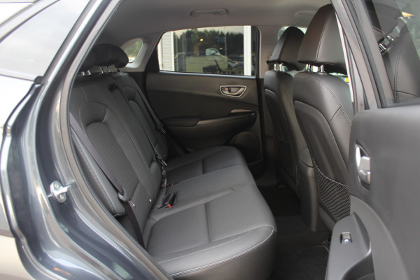 Hyundai Kona EV Premium 64 kWh / Trekhaak / Camera / Leder / Head-up / 18'' / Navigatie / Stuur+Stoelverwarming / Keyless / KRELL Audio / DAB / ACC